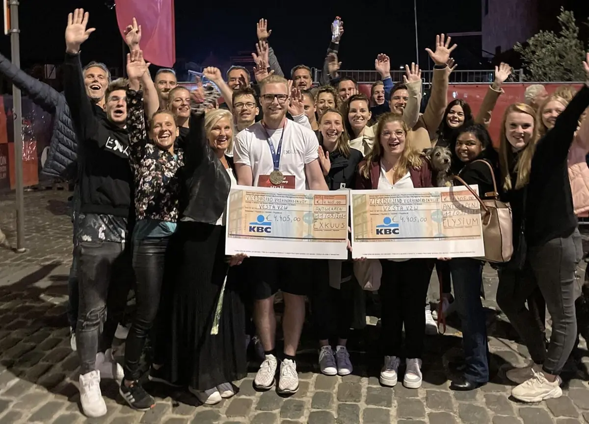 EXKUUS-cursisten vieren samen de marathon van Antwerpen en de cheque van 4.405 euro voor vzw Vesta